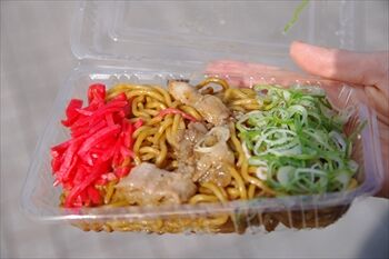 横浜赤レンガ倉庫の全国ふるさとフェアの焼きそば