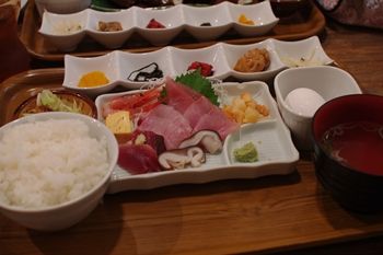 横浜関内にある居酒屋「魚屋はちまき」のランチ定食