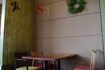 ららぽーと横浜にあるカフェ「猿カフェ」の店内
