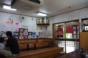 新横浜にあるうなぎ屋さん「御食事処 スズキ」の店内