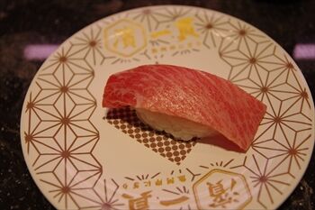 横浜ベイクオーターにある回転寿司店「濱一貫」の寿司