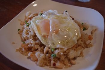 西横浜にあるカフェ「夏至茶屋」のナシゴレン
