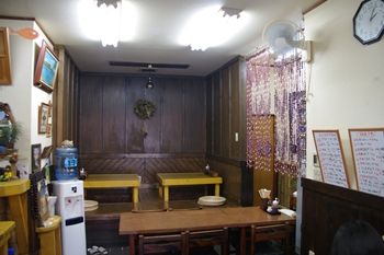 横浜新山下にある定食屋さん「千葉屋」の店内