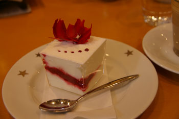 横浜元町「STAR JEWELRY CAFE(スタージュエリーカフェ)」のケーキ