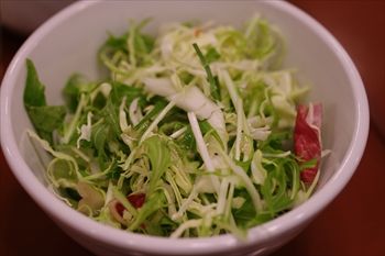 新横浜にある「ウォーターフォールカフェ」のサラダ