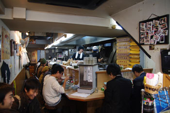 横浜日吉にある家系ラーメン店「武蔵家」の店内