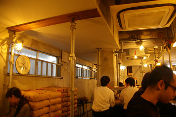 横浜日吉にあるラーメン店「麺場 ハマトラ」の店内