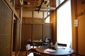 横浜みなとみらいにある居酒屋「海宝」の店内