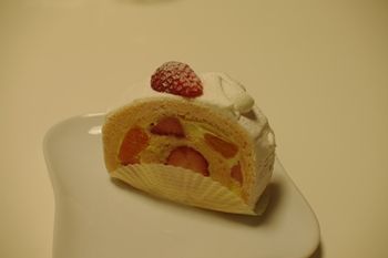 横浜相鉄ジョイナスの「パティスリー キハチ」のロールケーキ