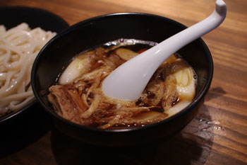 横浜石川町にあるうどん屋「かばのおうどん」の肉汁うどん