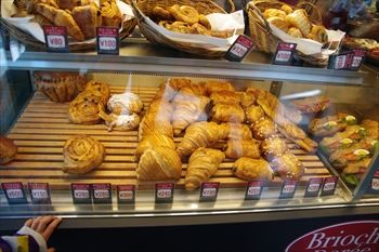 横浜西口にあるパン屋「ブリオッシュ ドーレ」の店内