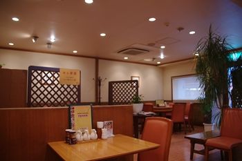 横浜岸根公園にある中華料理屋「龍園」の店内