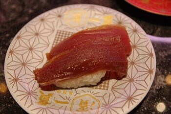 横浜ベイクオーターにある回転寿司店「濱一貫」の寿司