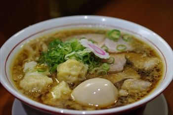 横浜西口エリアにあるラーメン店「中華そば 維新商店」のラーメン