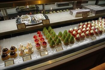 横浜菊名にある「パティスリー ラトリエ ドゥ アンティーク」の店内