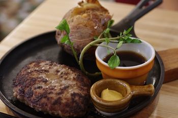 新横浜にある洋食屋さん「つばめグリル」のハンバーグ