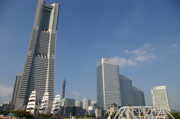 横浜みなとみらいの景色と総帆展帆された日本丸