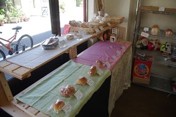 横浜山手にあるパン屋「Vati(ファティ)」の店内