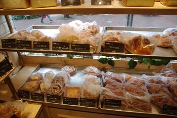 横浜馬車道にあるパン屋「フレッシュネスパン工房」の店内