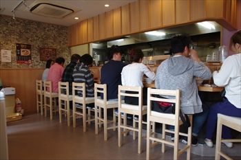 横浜鴨居にあるラーメン店「支那蕎麦屋 藤花」の店内