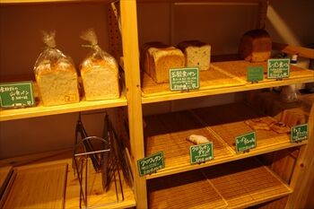 横浜石川町にあるパン屋「よつばベーカリー」の店内
