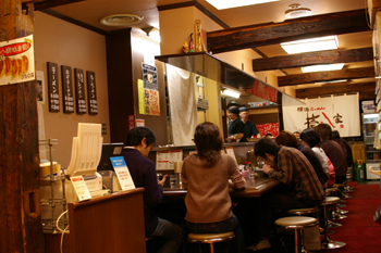 横浜スカイビルの横浜家系ラーメン屋「壱八家」店内