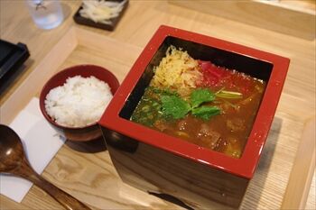 横浜元町にある「益うどん DEKETACHI」のカレーうどん