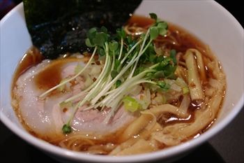 横浜関内にあるラーメン店「麺や 勝治」のラーメン