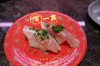 横浜ベイクオーターにある回転寿司店「濱一貫」の寿司