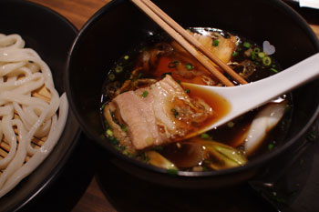 横浜石川町にあるうどん屋「かばのおうどん」の肉汁うどん