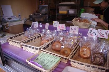 横浜白楽にある米粉焼きドーナツのお店「縁」の店内