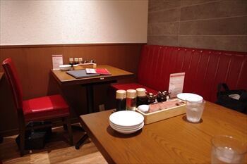 新横浜にある「鼎’s (Din's) by JIN DIN ROU」の店内
