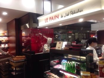 渋谷にあるパン屋「ル パン ドゥ ジョエル・ロブション」の外観
