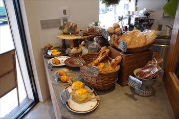 横浜反町にあるパン屋「GORGE(ゴルジュ)」の店内