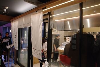 横浜にあるハンバーグ専門店「花より、ハンバーグ」の入り口