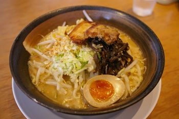横浜ベイクォーターにあるラーメン店「麺家 三士」のラーメン