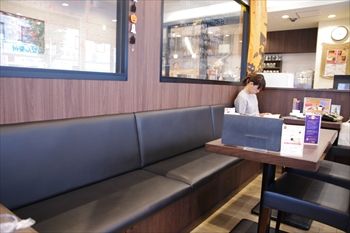 新横浜にあるカフェ「ポティエコーヒー」の店内