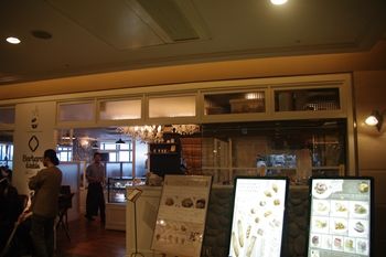 横浜ルミネにあるカフェ「バルバラ・ア・ターブル」の外観
