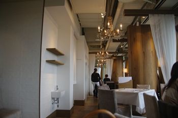 横浜みなとみらいにあるカフェレストラン「24/7」の店内