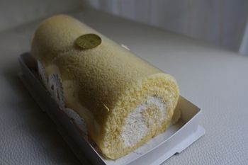 横浜大倉山にあるケーキショップ「すぅいーとTAMURA」のロールケーキ