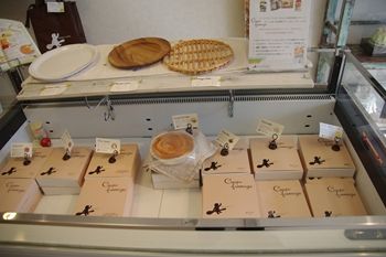 葉山にあるチーズケーキのお店「コモンベベ」の店内