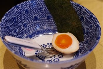 横浜白楽にあるつけ麺のお店「くり山」の取り皿