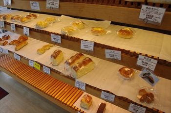 横浜綱島にあるパン屋「ロアール」の店内