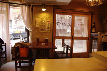 横浜関内にあるとんかつ屋「とんかつ 丸和」の店内