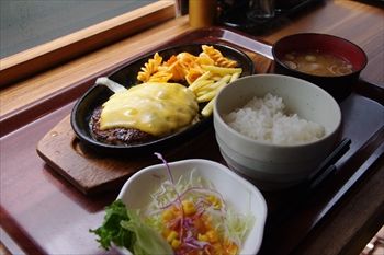 横浜関内にあるハンバーグ専門店「ファイヤーバーグ」のハンバーグ