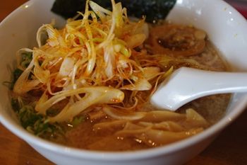 大和にあるラーメン店「しんたけ」のラーメン