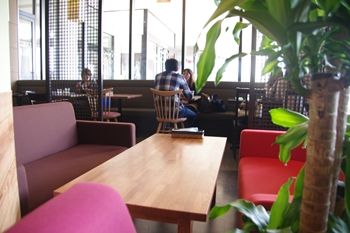 ららぽーと横浜にあるカフェ「猿カフェ」の店内