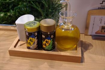 横浜元町にある「益うどん DEKETACHI」の薬味