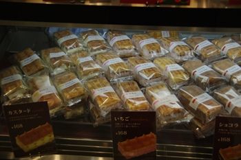 新横浜にあるベルギーワッフルのお店「マネケン」の店頭