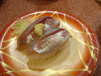 横浜相鉄ジョイナスの回転寿司「魚敬」のアジ